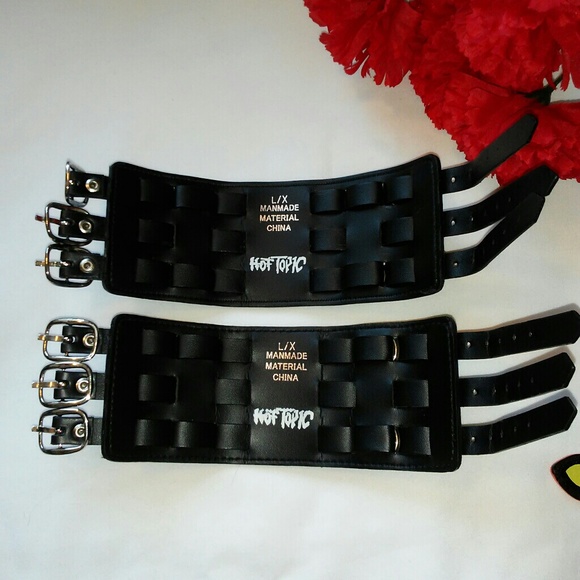 Hot Topic Faux Leather O-ring Triple Buckle Cuff - Picture 3 of 3